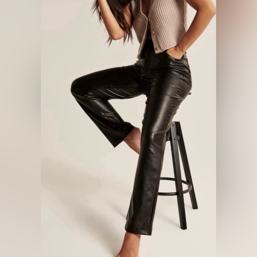 Abercrombie ’90s Straight High-Rise Curve Love Vegan Leather Pants Black, size 0